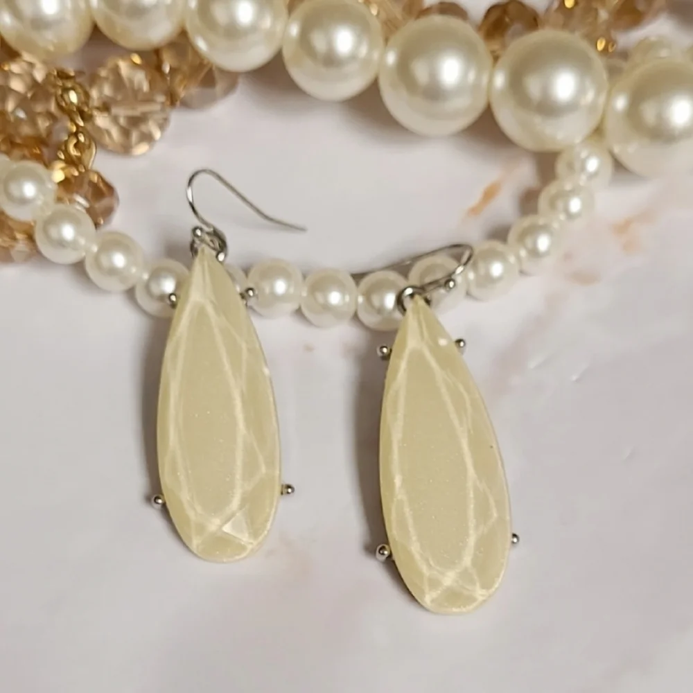 Irresdescent Ivory Teardrop Dangle Silver Earrings